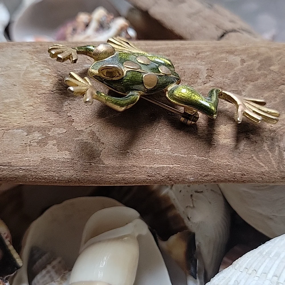 Cutest Tree Frog Brooch - Picture 2 of 4
